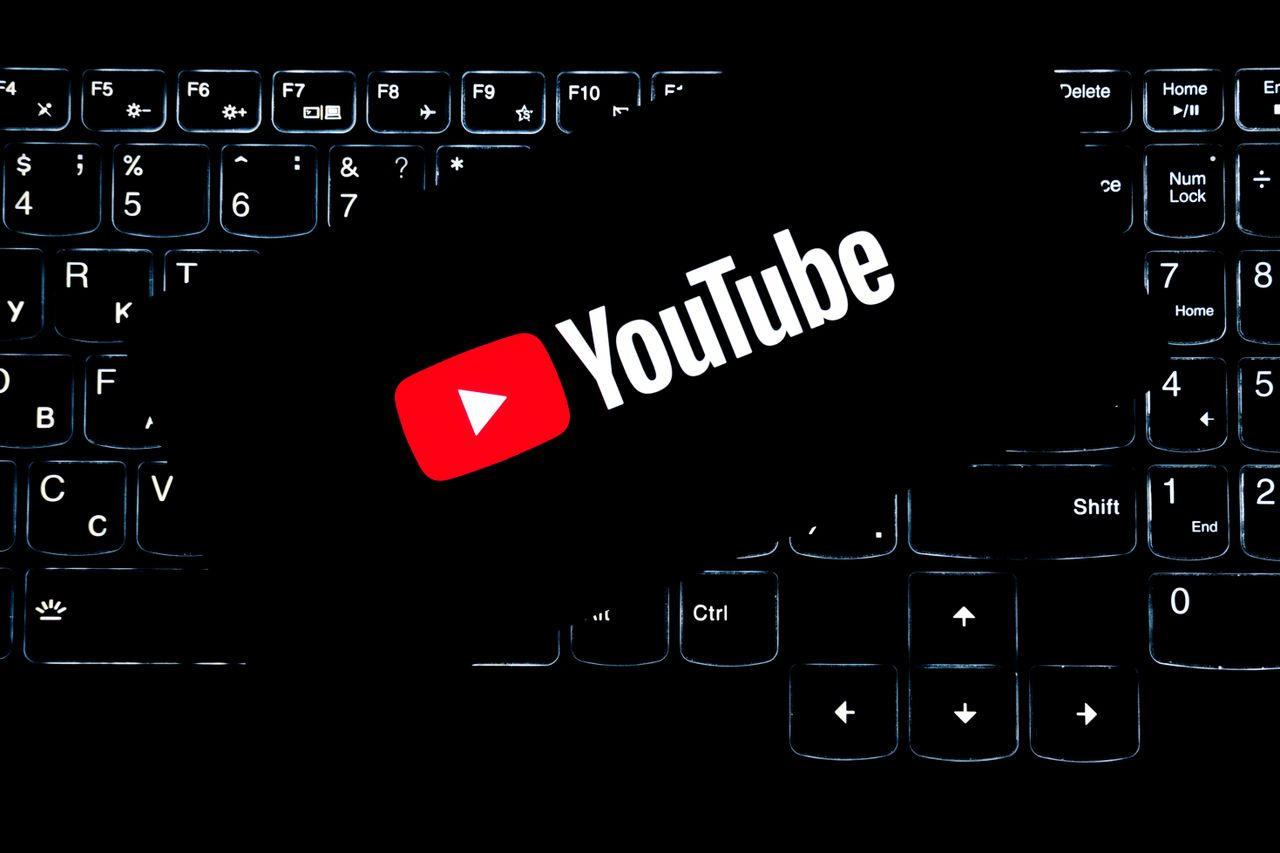 YouTube logo prikazan na tastaturi sa pozadinskim osvetljenjem, koji predstavlja digitalne medije i kreiranje online sadržaja.